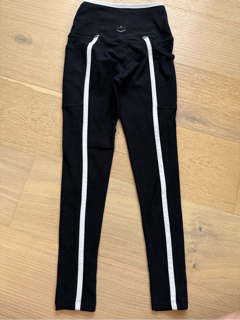 Beyond Yoga women’s' Black Leggings with White Side Stripe - Athletic Bottoms xs - Picture 2 of 4